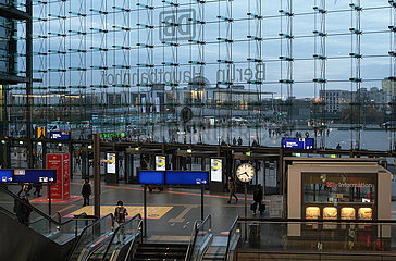 Deutschland  Berlin - Blick aus Berlin Hauptbahnhof auf den Spreebogen mit Neuer Nationalgalerie Reichstag