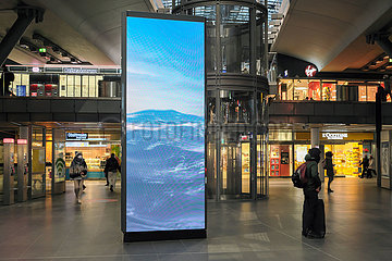 Deutschland  Berlin - LED-Saeule des Dienstleisters fuer digitale Kampagnenmedien STROEER im Berlin Hauptbahnhof