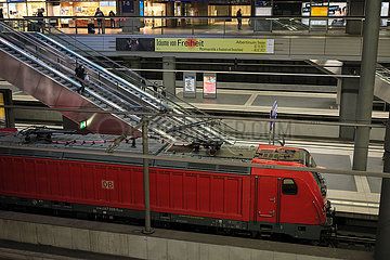 Deutschland  Berlin - Lok im Berlin Hauptbahnhof (tief)