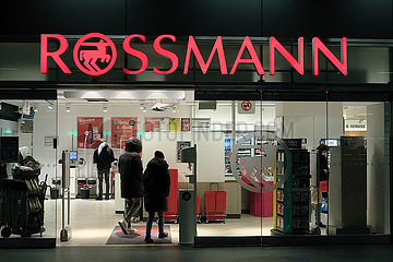 Deutschland  Berlin - Rossmann-Filiale im Berlin Hauptbahnhof