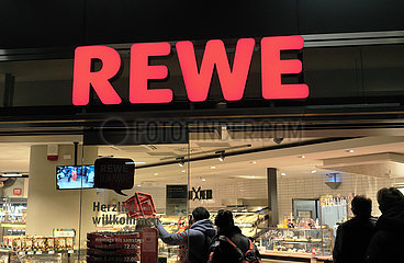 Deutschland  Berlin - Rewe-Supermarkt im Berlin Hauptbahnhof