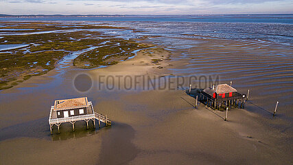 FRANCE. GIRONDE (33) LA TESTE DE BUCH  AERIAL VIEW OF THE FAMOUS CABANES TCHANQUEES (FISHERMEN'S HOUSES) SYMBOL OF THE ARCACHON BASIN NEAR THE ILE AUX OISEAUX