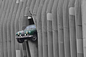 Frankreich. Gironde (33) Bordeaux. Dieser eingebaute grüne Jaguar ist das Werk von Jean-François Dosso  das 1993 während der Renovierung des Victor-Hugo-Parkplatzes installiert ist