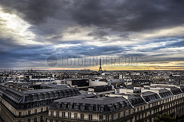 Paris (75)  1r. Der Eiffelturm von den Dächern