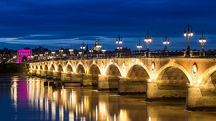 Frankreich  Gironde (33)  Bordeaux  Gebiet  Klassifiziertes Weltkulturerbe der UNESCO  über den Fluss Garonne