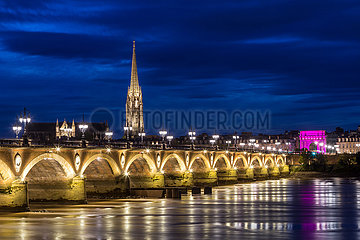 Frankreich  Gironde (33)  Bordeaux  Gebiet  Klassifiziertes Weltkulturerbe der UNESCO  über den Fluss Garonne