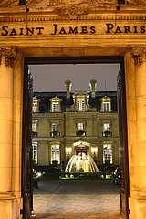 Paris. 16e. Die Saint-James Relais & Chateaux. Nachtblick auf den Eingang des Hotels.