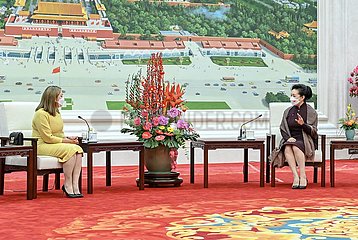 China-Peijing-Peng Liyuan-Ecuador-First Lady-Meeting (CN)