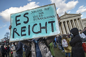 Querdenker-Demo „München steht auf“  Demo auf dem Königsplatz  u.a. gegen Impfpflicht  München 5. Februar 2022