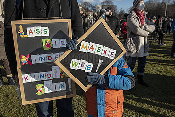 Querdenker-Demo „München steht auf“  Demo auf dem Königsplatz  u.a. gegen Impfpflicht  und hier: Maskenpflicht in der Schule  München 5. Februar 2022