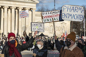 Gegendemonstrant bei Querdenker-Demo „München steht auf“  Demo auf dem Königsplatz  Plakate für und gegen Impfungen  München 5. Februar 2022