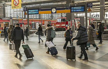 Reisende im Münchner Hauptbahnhof  04. Februar 2022