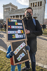Querdenker-Demo „München steht auf“  Demo auf dem Königsplatz  u.a. gegen Impfpflicht  und hier: gegen Maskenpflicht in der Schule  München 5. Februar 2022