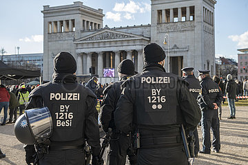Polizei am Rande der Querdenker-Demo „München steht auf“  Demo auf dem Königsplatz  u.a. gegen Impfpflicht  München 5. Februar 2022