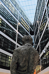 Deutschland  Berlin - Innenhof im Willy-Brandt-Haus  Bundeszentrale der Sozialdemokratischen Partei Deutschlands (SPD)  vorne Skulptur von Willy Brandt