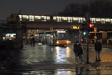 Deutschland  Berlin - Strassenszene mit Ampel und ueberirdisch fahrender U-Bahn am U-Bahnhof Hallesches Tor