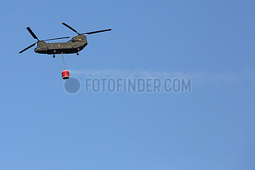 Bolsena  Italien  Transporthubschrauber Boeing CH-47 Chinook mit Loeschwasser-Aussenlastbehaelter im Flug