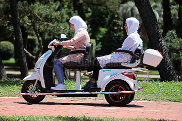 Batumi  Georgien  Einheimische Frauen fahren auf einem Elektro-Motorrad durch die Stadt