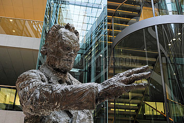 Deutschland  Berlin - Skulptur von Willy Brandt im Innenhof des Willy-Brandt-Haus  Bundeszentrale der SPD