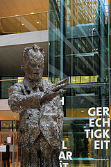 Deutschland  Berlin - Skulptur von Willy Brandt im Innenhof des Willy-Brandt-Haus  Bundeszentrale der SPD