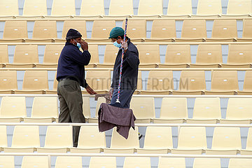 Riad  Saudi-Arabien  Maenner reinigen die Sitzreihen in einem Sportstadion