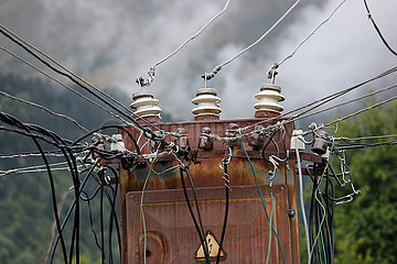 Mazeri  Georgien  Stromleitungen an einem Strommast