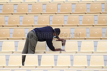 Riad  Saudi-Arabien  Mann reinigt Sitze in einem Sportstadion