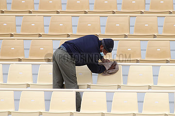 Riad  Saudi-Arabien  Mann reinigt Sitze in einem Sportstadion