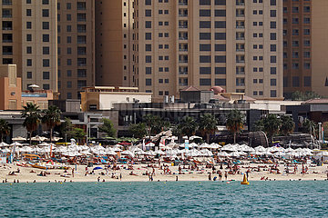 Dubai  Vereinigte Arabische Emirate  Menschen am Strand