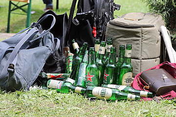 Hamburg  Deutschland  Rucksaecke und leere Bierflaschen liegen am Boden