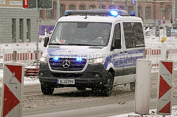 Berlin  Deutschland  Mannschaftswagen der Polizei auf Einsatzfahrt