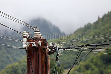 Mazeri  Georgien  Stromleitungen an einem Strommast