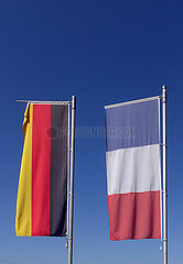 Plittersdorf  Deutschland  Nationalfahnen der Bundesrepublik Deutschland und Frankreich