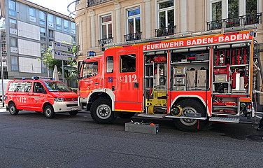 Baden-Baden  Deutschland  Einsatzfahrzeuge der Feuerwehr in der Lange Strasse