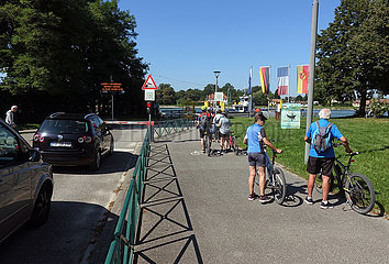 Plittersdorf  Deutschland  Fahrradfahrer und PKW warten auf die Faehre nach Seltz