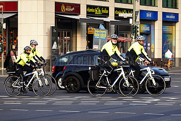 Berlin  Deutschland  Polizisten fahren auf E-Bikes Streife