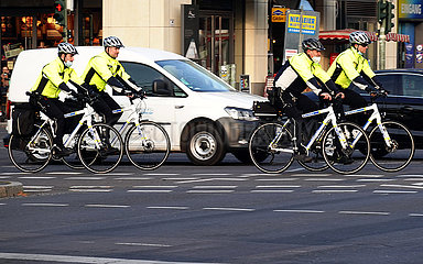 Berlin  Deutschland  Polizisten fahren auf E-Bikes Streife