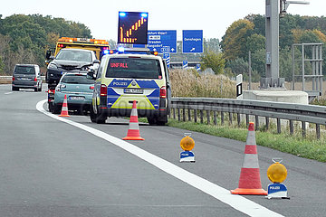 Genshagen  Deutschland  Unfallstelle auf der A10 wird von der Polizei gesichert