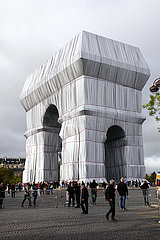 Paris  Frankreich  der verhuellte Arc de Triomphe. Die bereits im Jahr 1962 von den Kuenstlern Christo und Jeanne-Claude geborene Idee wurde nun posthum umgesetzt
