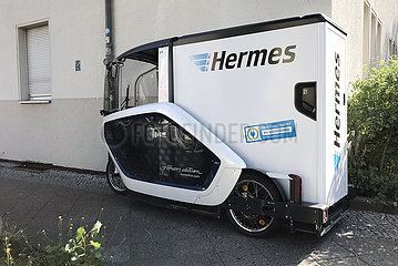 Berlin  Deutschland  Lastenfahrrad des Paketzustellers Hermes steht auf einem Gehweg