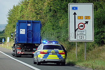Bad Hersfeld  Deutschland  Polizei sichert einen liegengebliebenen LKW auf dem Standstreifen der A4
