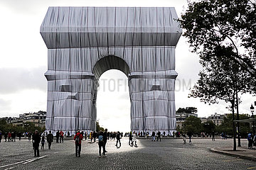Paris  Frankreich  der verhuellte Arc de Triomphe. Die bereits im Jahr 1962 von den Kuenstlern Christo und Jeanne-Claude geborene Idee wurde nun posthum umgesetzt