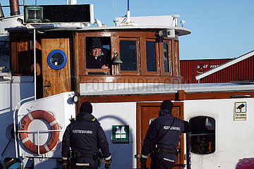 Helsingborg  Schweden  Mitarbeiter der Kuestenwache im Gespraech mit dem Kapitaen eines Fischerbootes