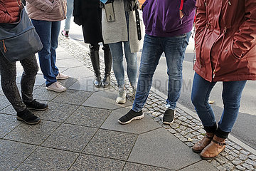 Berlin  Deutschland  Detailaufnahme: Frauen stehen in einer Gruppe zusammen auf einem Gehweg