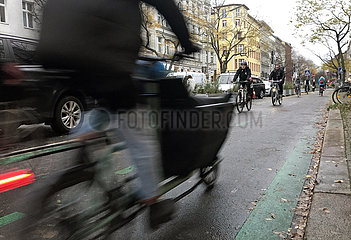 Berlin  Deutschland  Radfahrende fahren in der Bergmannstrasse auf einem gruen gekennzeichneten Fahrradweg