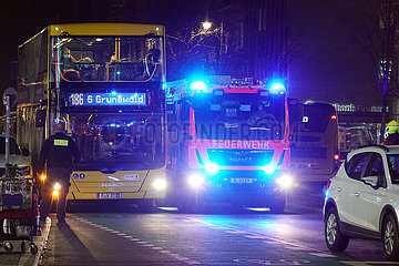 Berlin  Deutschland  Loeschwagen der Berliner Feuerwehr am Abend auf Einsatzfahrt