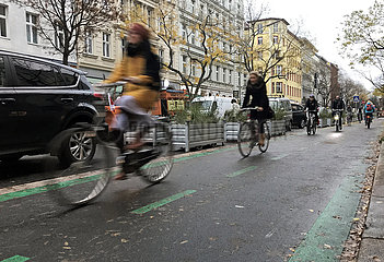 Berlin  Deutschland  Radfahrende fahren in der Bergmannstrasse auf einem gruen gekennzeichneten Fahrradweg