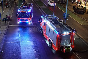 Berlin  Deutschland  Loeschwagen der Berliner Feuerwehr am Abend im Einsatz auf der Schlossstrasse