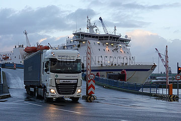 Rostock  Deutschland  LKW kommt die Abfahrt am Pier 1 des Faehrterminal Rostock Port herunter