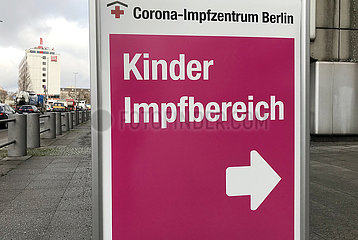 Berlin  Deutschland  Wegweiser zum Kinder-Impfbereich im Corona-Impfzentrum Berlin